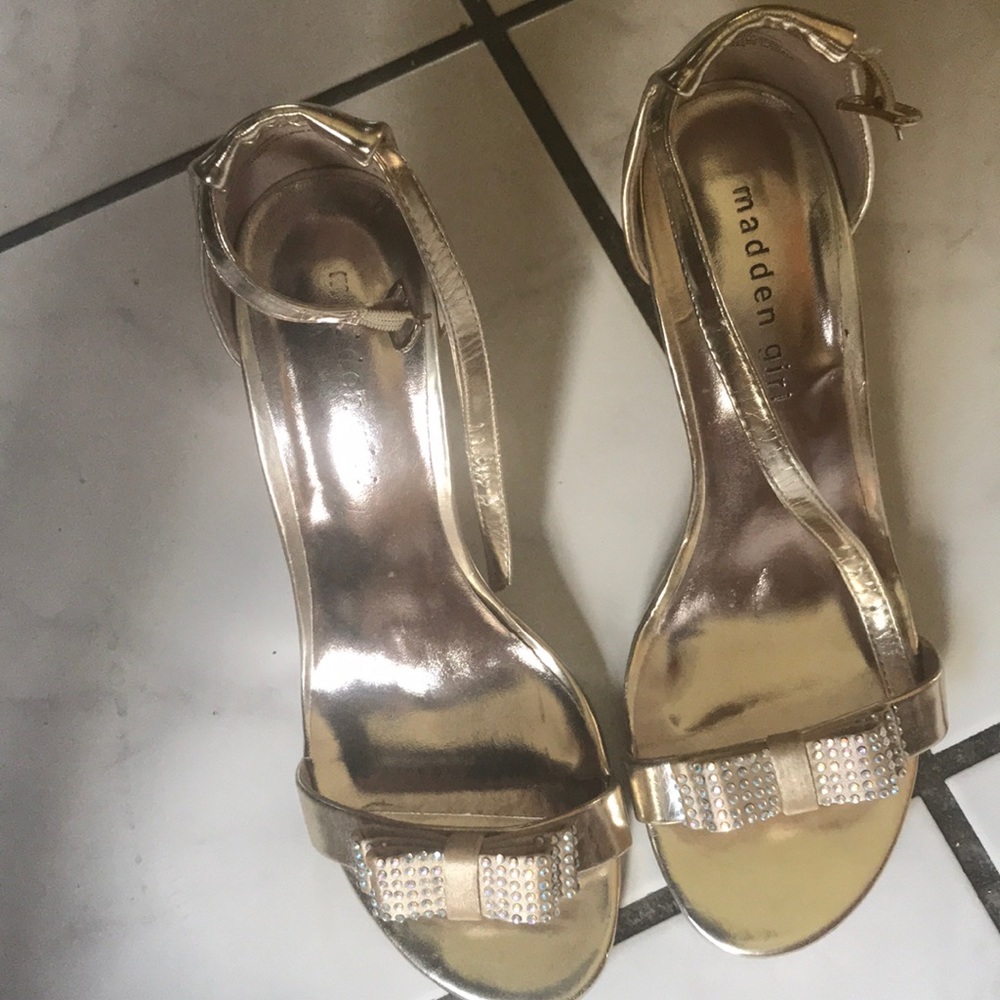 A pair of gold traps Heels
